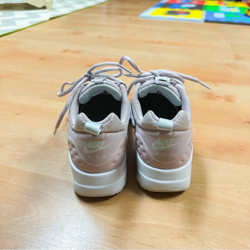 Nike Light Pink & White Air Max Motion LW SE Sneaker Women’s Size 8.5 - Picture 4 of 10